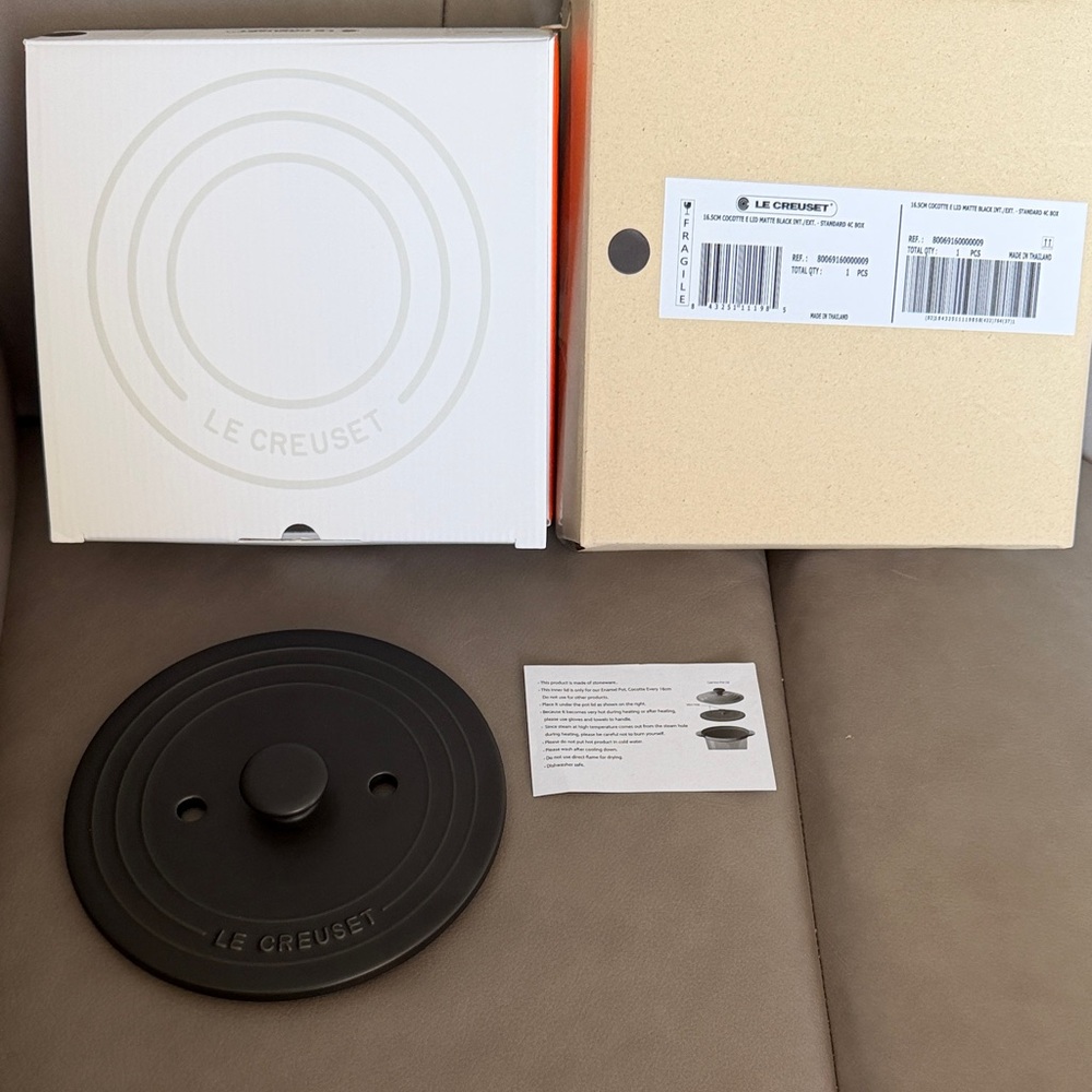 Le Creuset Black Silicone Universal Lid with Knob - Matte Black